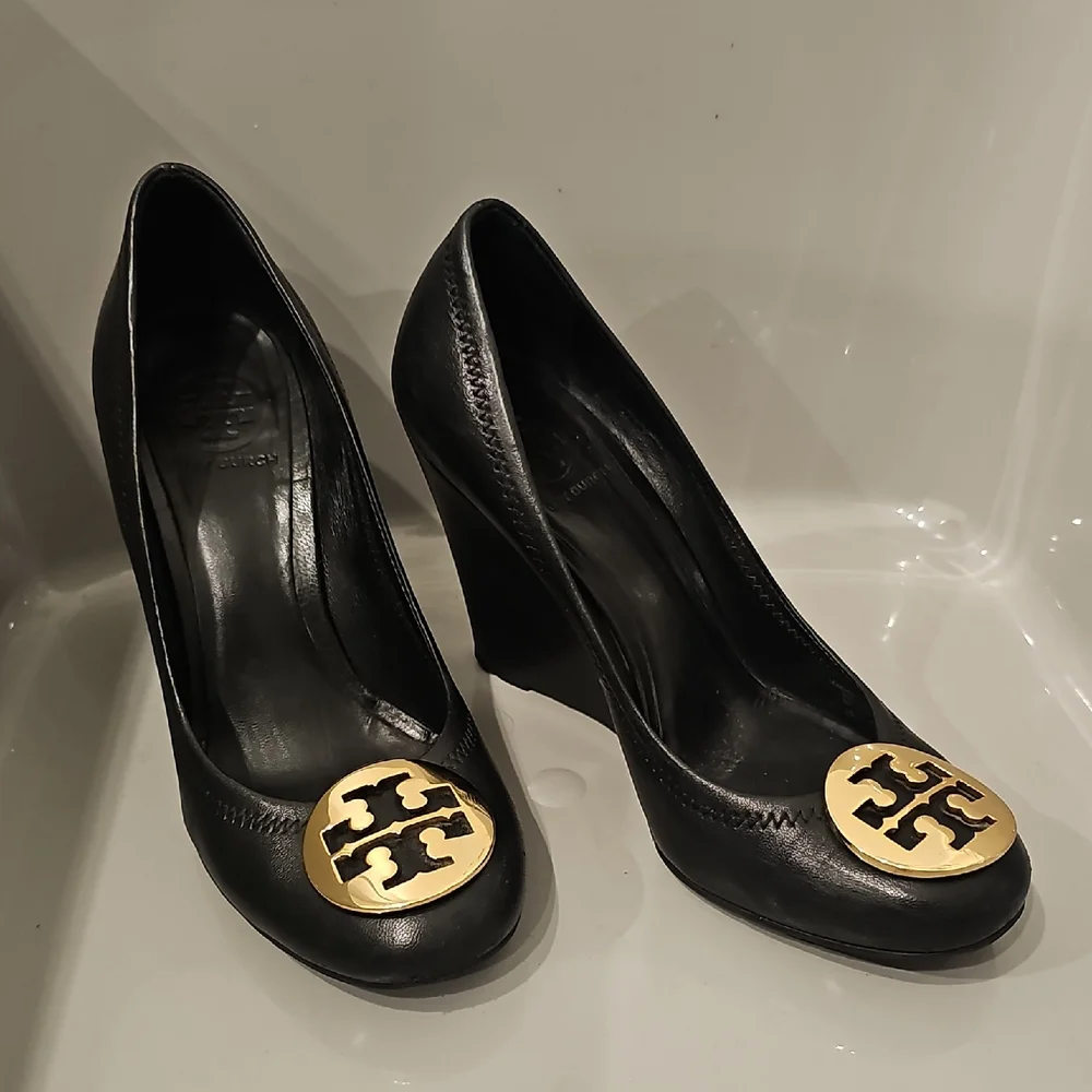 TORY BURCH Black and Gold Wedge Pumps Sally Sophie